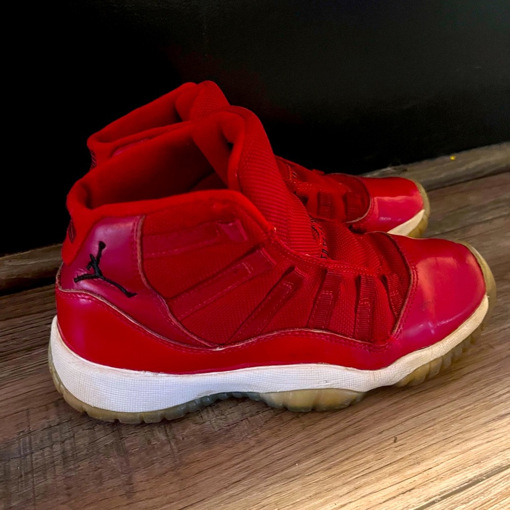 Jordan 11 win like 96 red. Excellent condition - no laces.